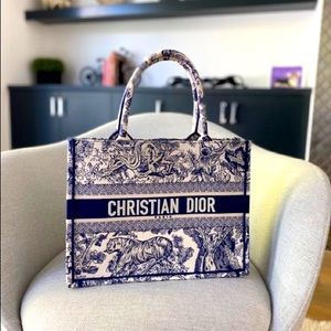 MEDIUM DIOR BOOK TOTE
Blue Toile de Jouy Embroidery